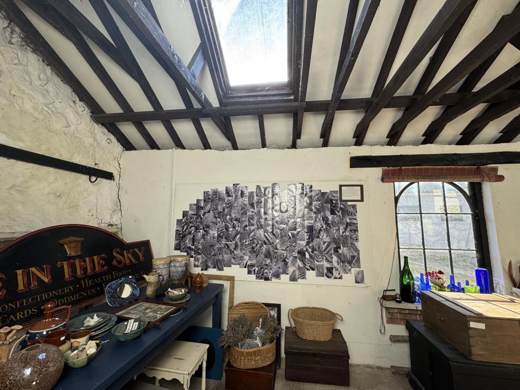 Lot: 92 - FREEHOLD TOWN CENTRE WORKSHOP/STORE WITH POTENTIAL - Looking Width Ways Across the Building